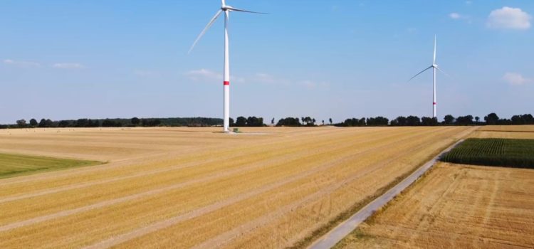 Drohnenflug durch den Windpark Drohnenflug durch den Windpark